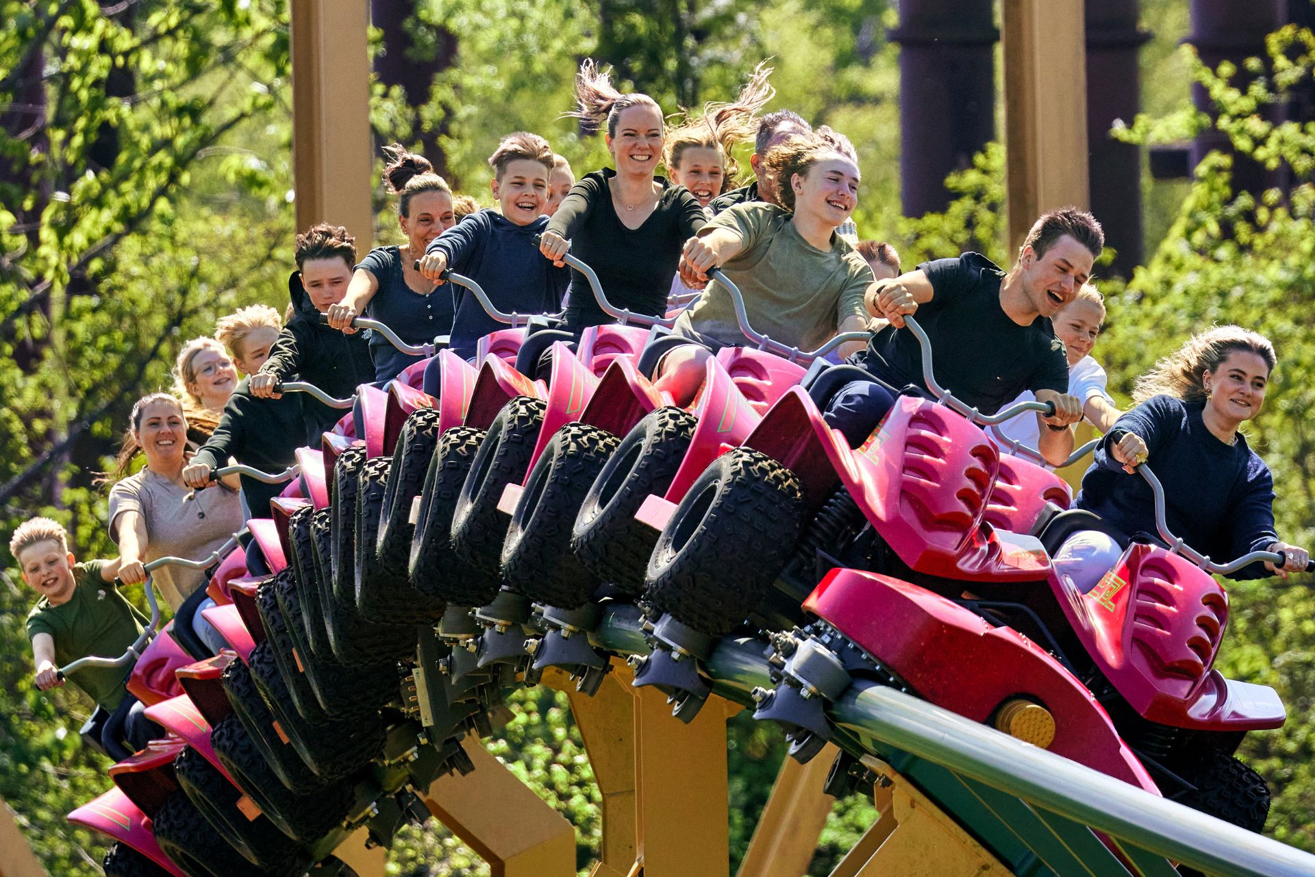 En masse unge prøver Juvelen i Djurs Sommerland, der i kraft af at være 1 km lang er Danmarks længste rutsjenbane. Foto: Djurs Sommerland.