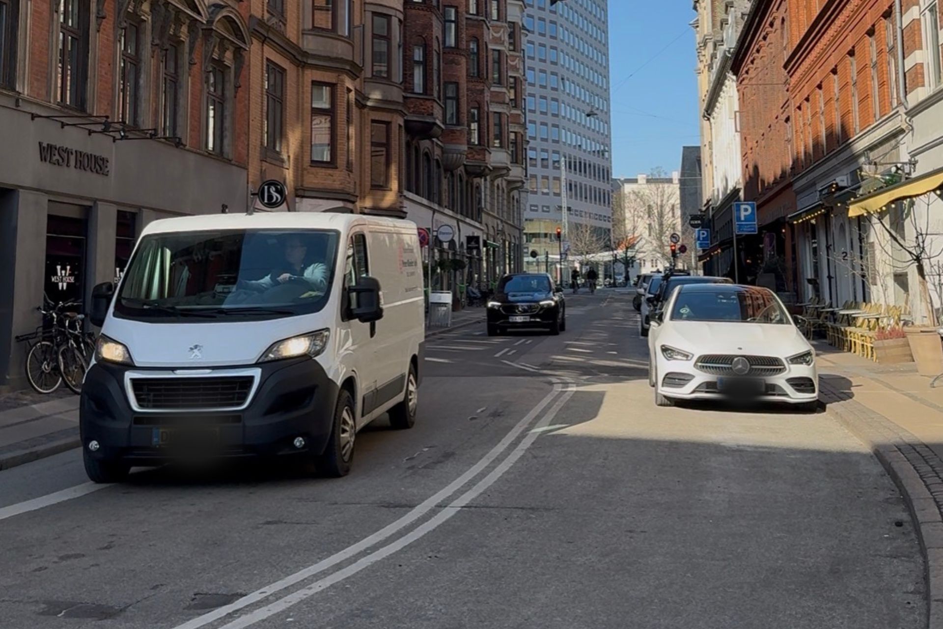 Det er varevogne som den til venstre i billedet, som per 2028 ikke længere vil kunne køre vare til erhvervsdrivende i området, hvis den nye emissionszone bliver en realitet.