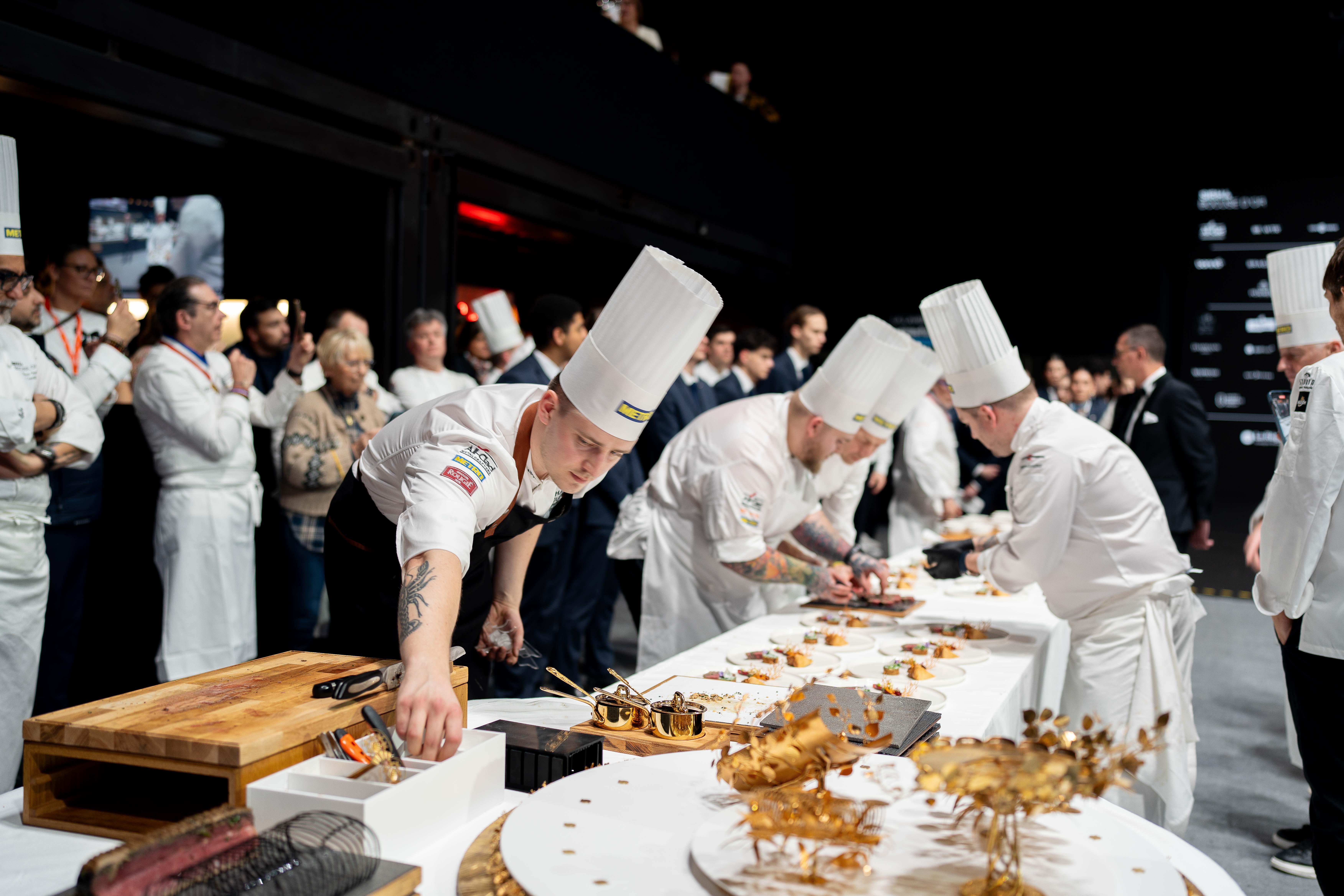 Sebastian Holberg Svendsgaard dystede med blandt verdenseliten i Lyon i januar 2025. Han og resten af holdet kunne tage en flot sølvmedalje med hjem til Danmark. Foto: Bocuse d'Or Danmark.